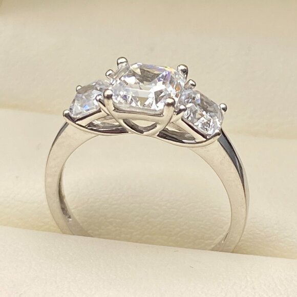 SW 14K White Gold Ring Sz. 6 - 3 x Cubic Zirconia Asscher Cut - 2.86 gm, 2.71 ct - Picture 7 of 16